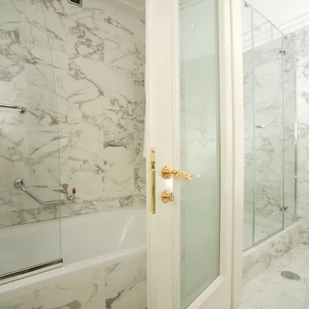 Ashley Hotel 4*